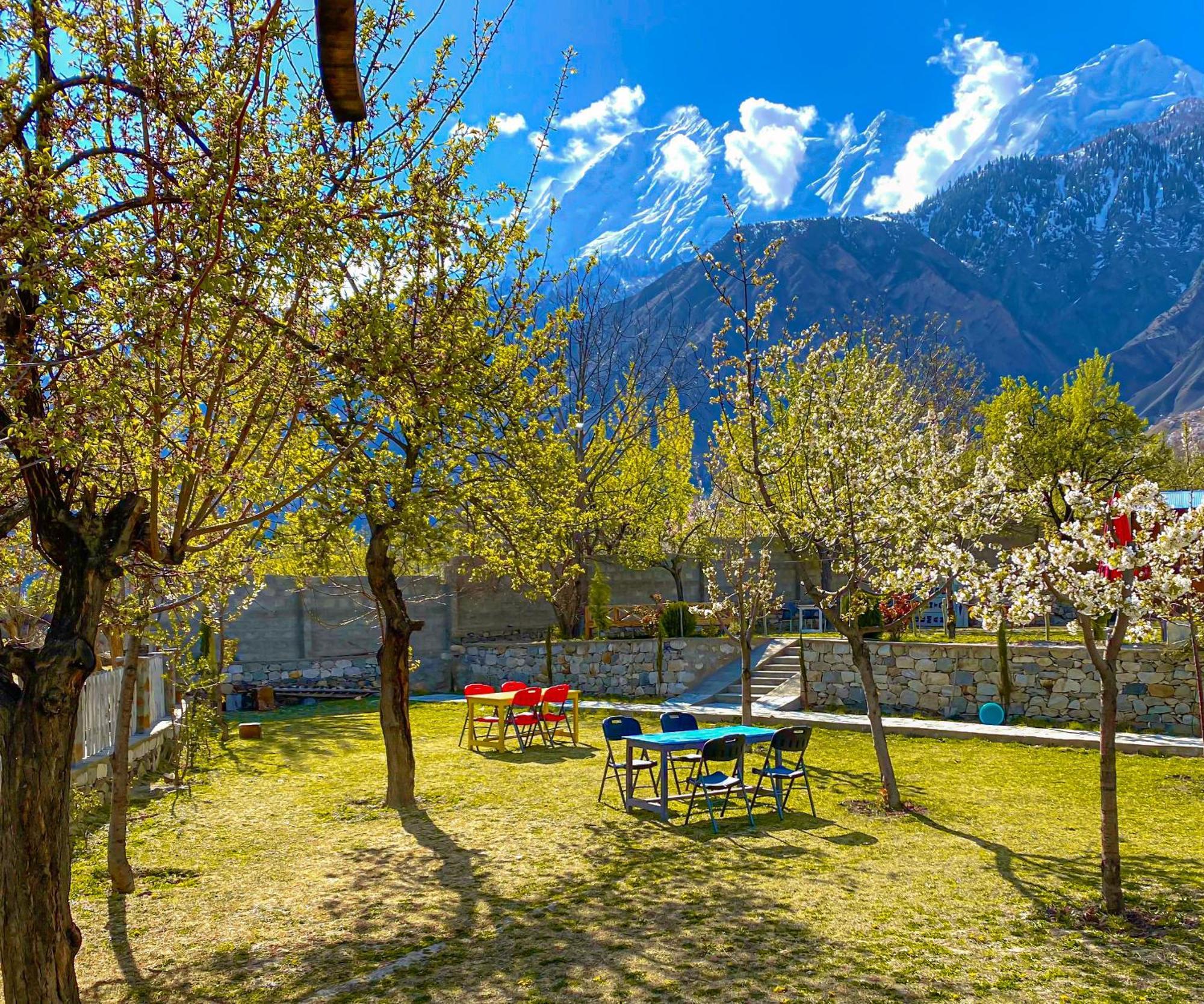 Dumani Nagar Hotel & Resort Karimabad  Bagian luar foto