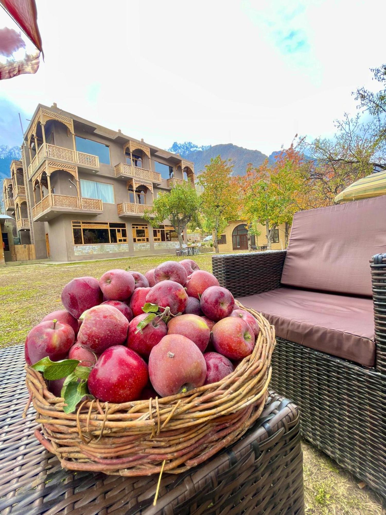 Dumani Nagar Hotel & Resort Karimabad  Bagian luar foto