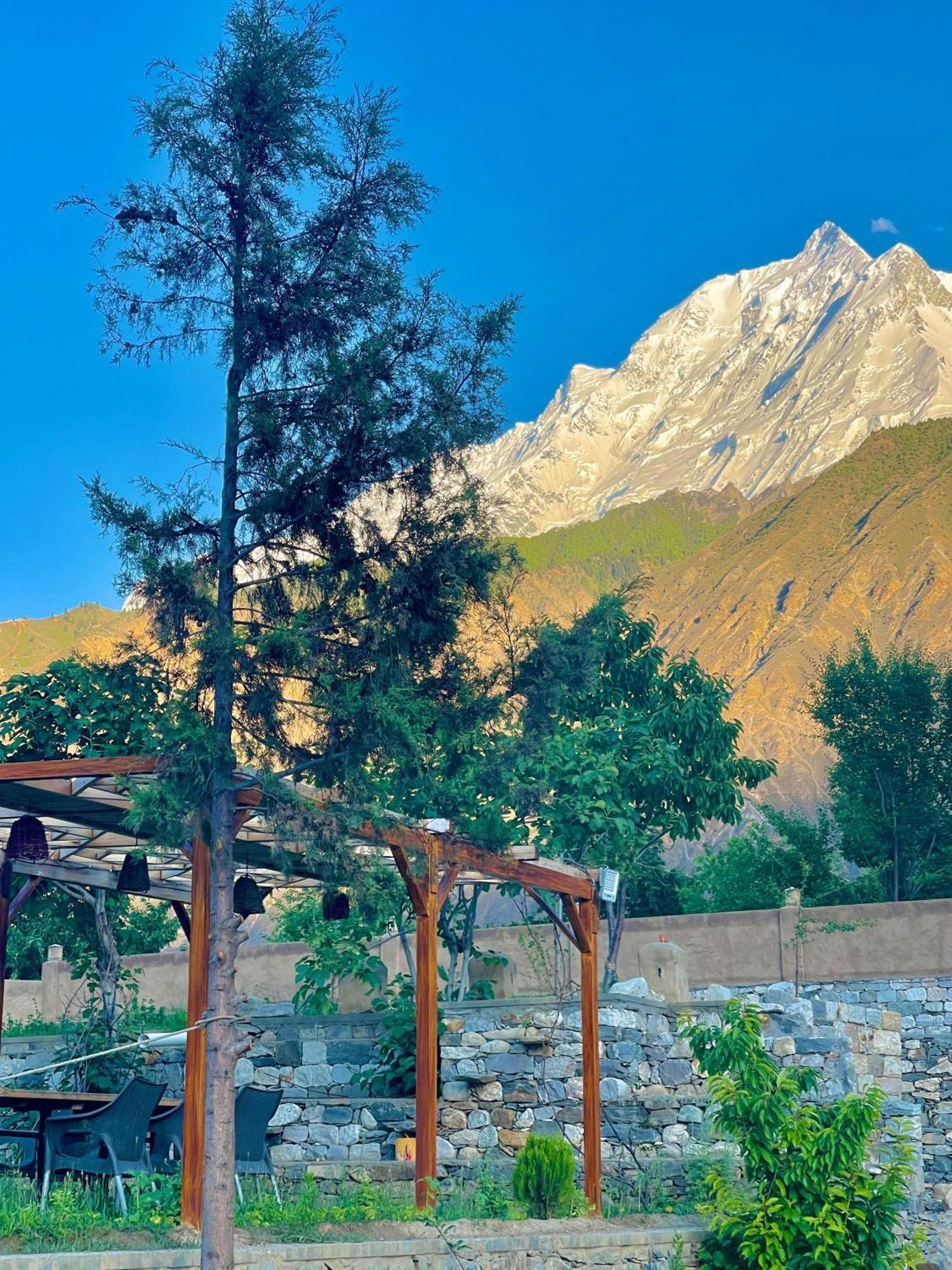 Dumani Nagar Hotel & Resort Karimabad  Bagian luar foto