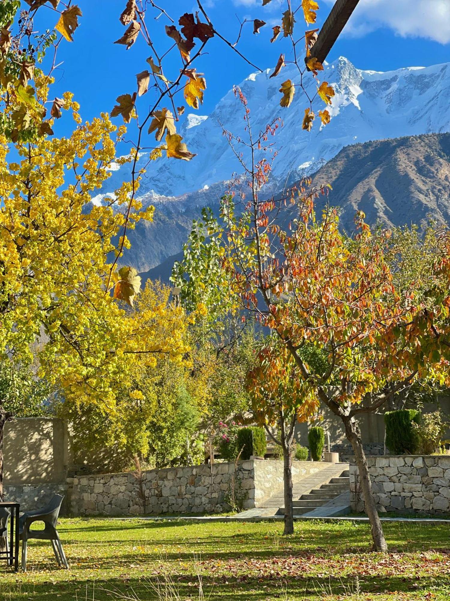 Dumani Nagar Hotel & Resort Karimabad  Bagian luar foto