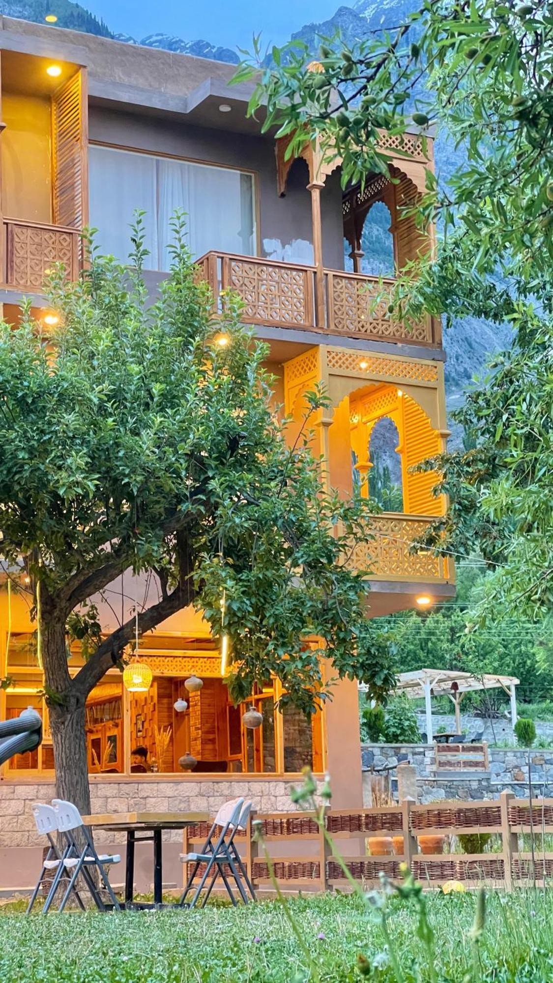 Dumani Nagar Hotel & Resort Karimabad  Bagian luar foto