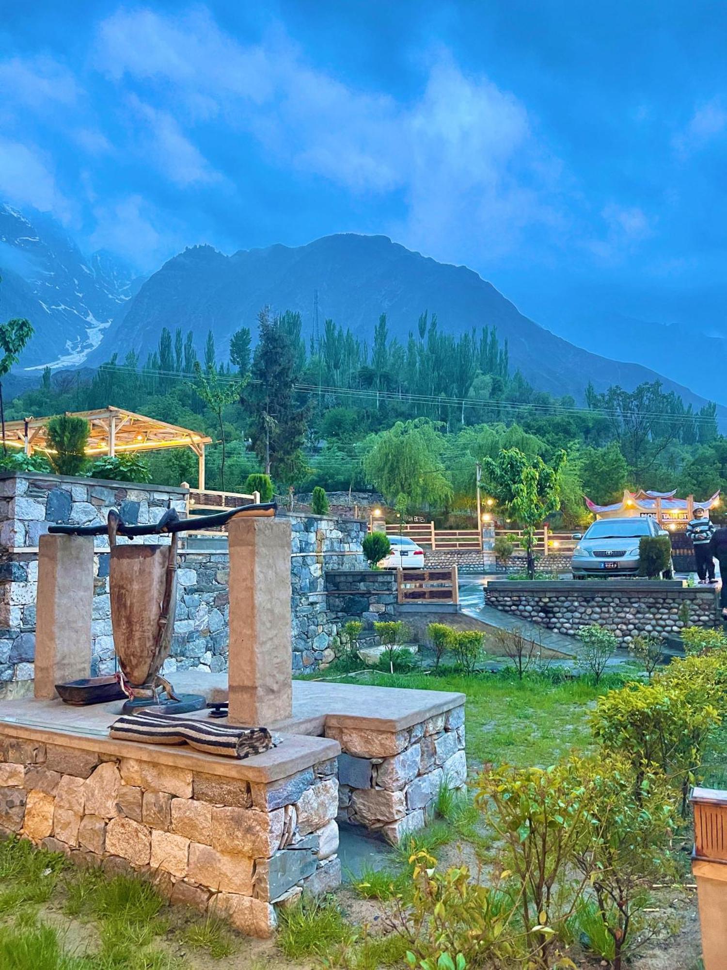 Dumani Nagar Hotel & Resort Karimabad  Bagian luar foto