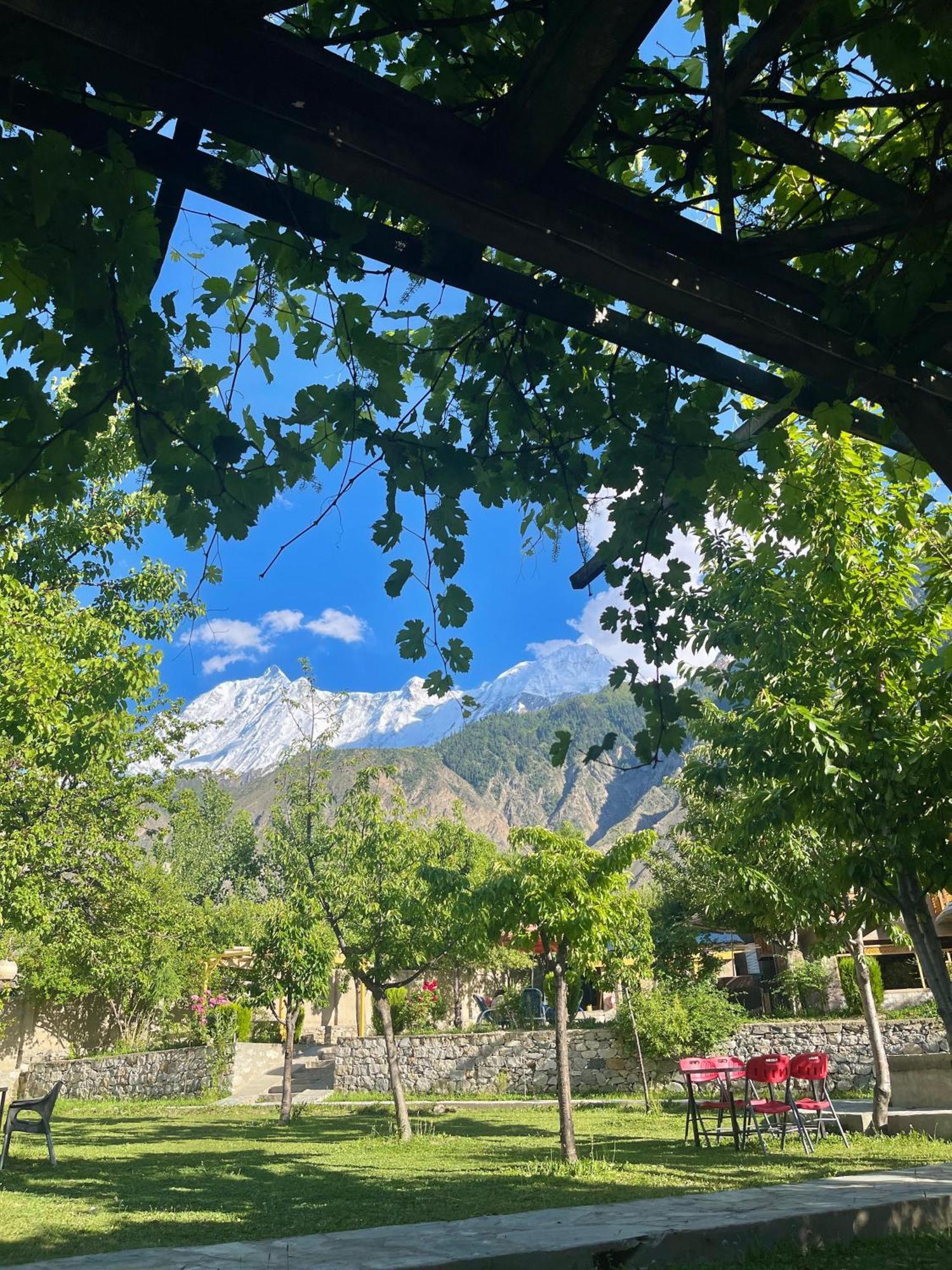 Dumani Nagar Hotel & Resort Karimabad  Bagian luar foto