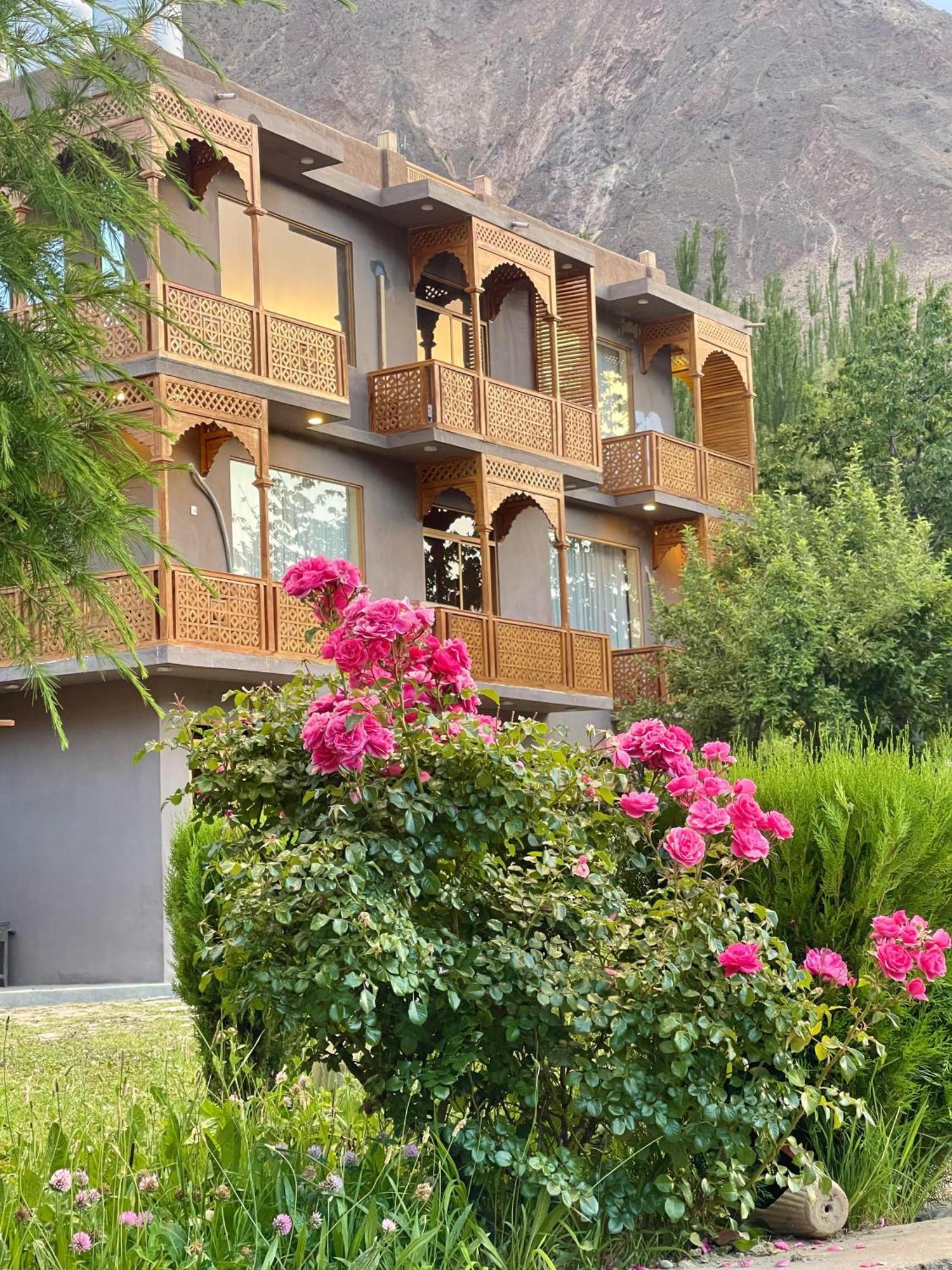 Dumani Nagar Hotel & Resort Karimabad  Bagian luar foto
