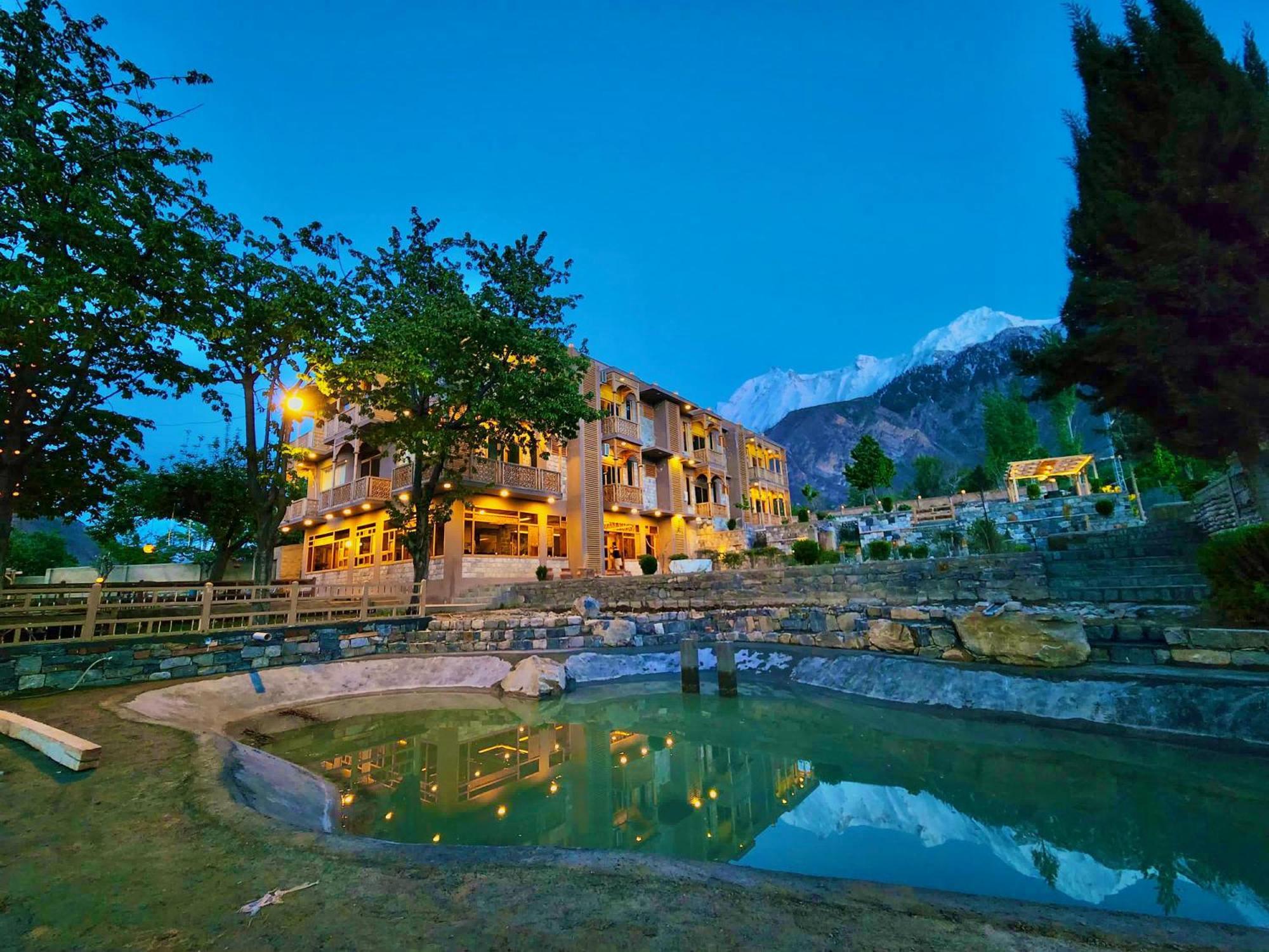 Dumani Nagar Hotel & Resort Karimabad  Bagian luar foto