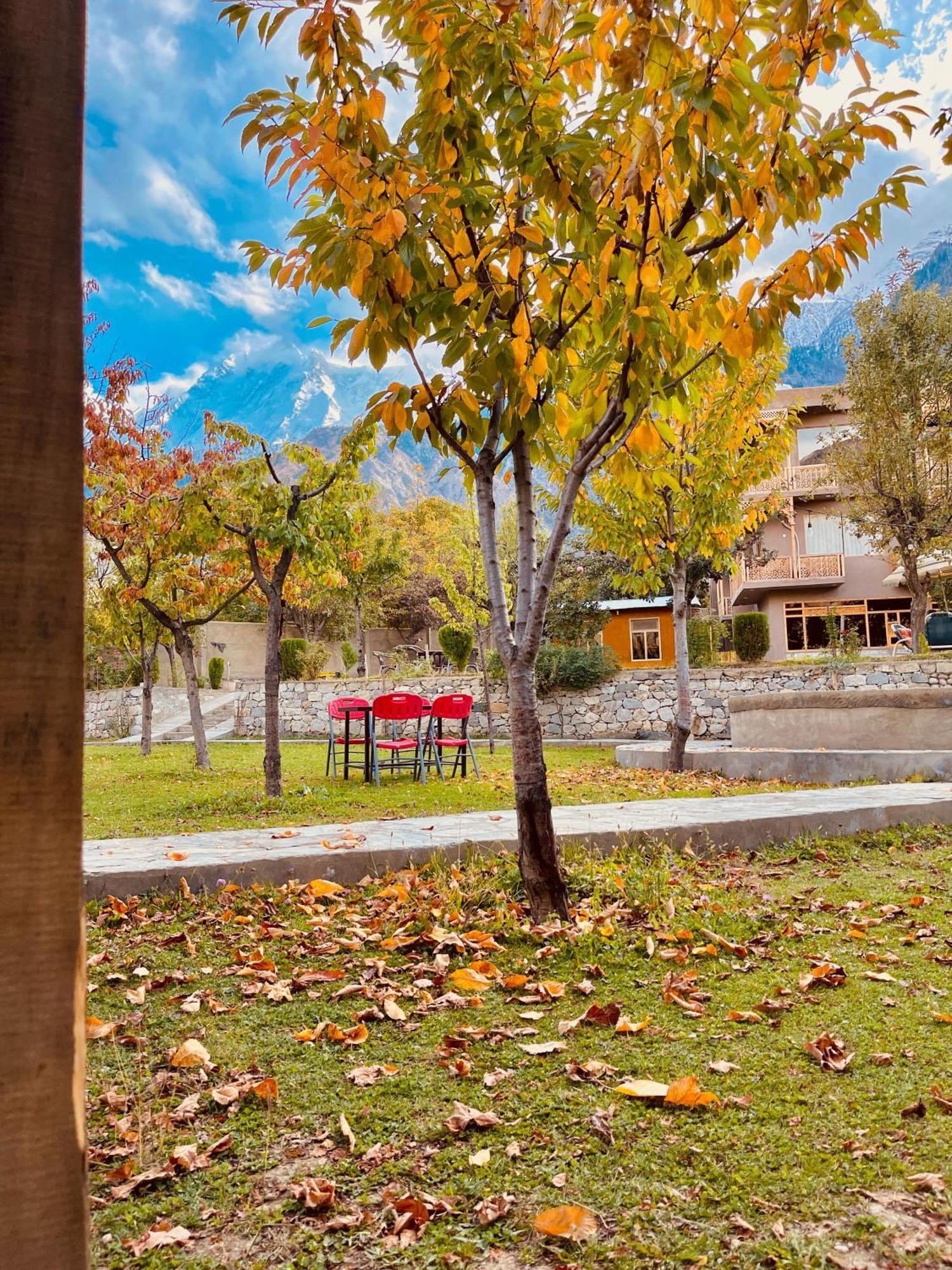 Dumani Nagar Hotel & Resort Karimabad  Bagian luar foto