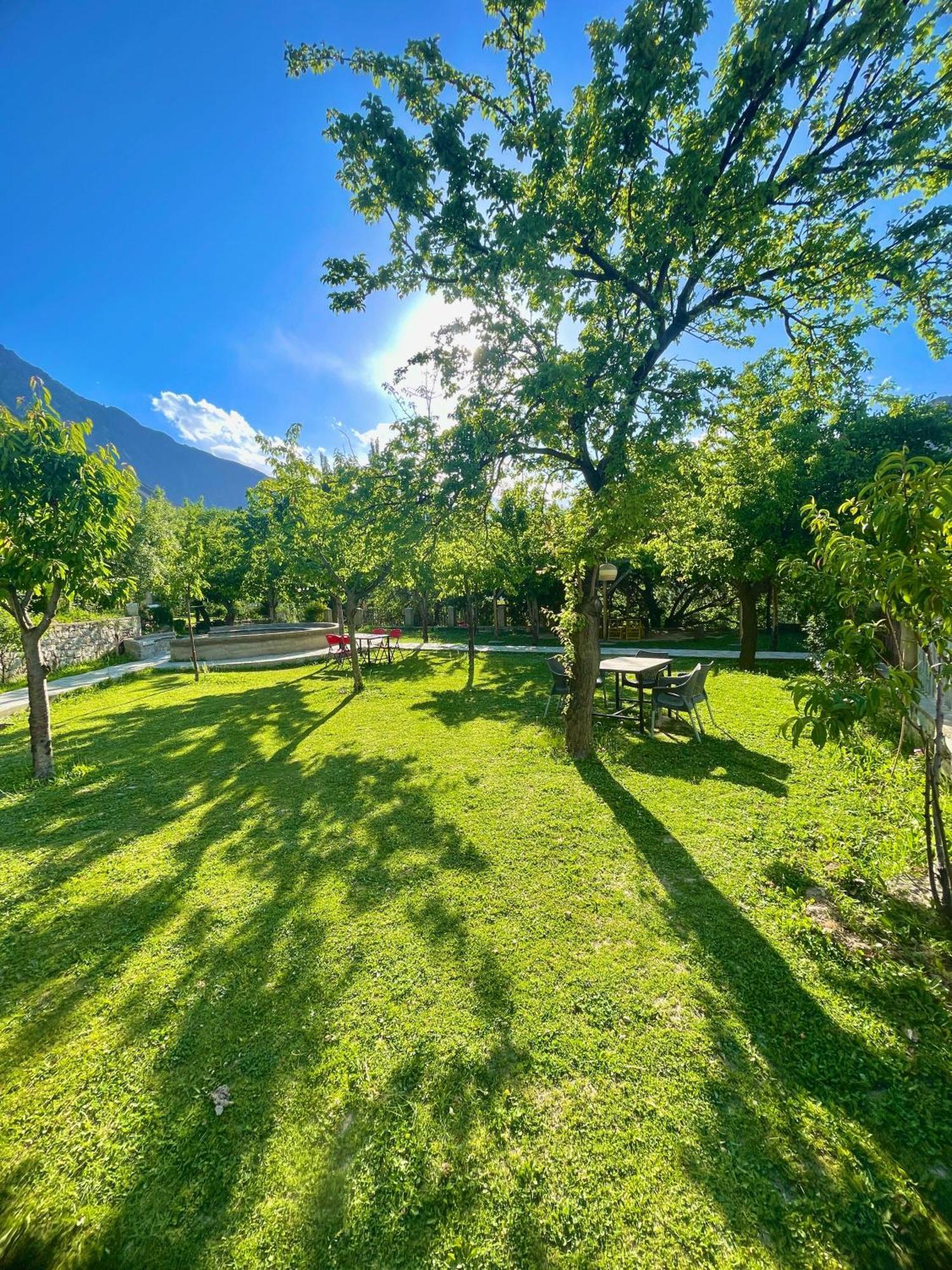 Dumani Nagar Hotel & Resort Karimabad  Bagian luar foto