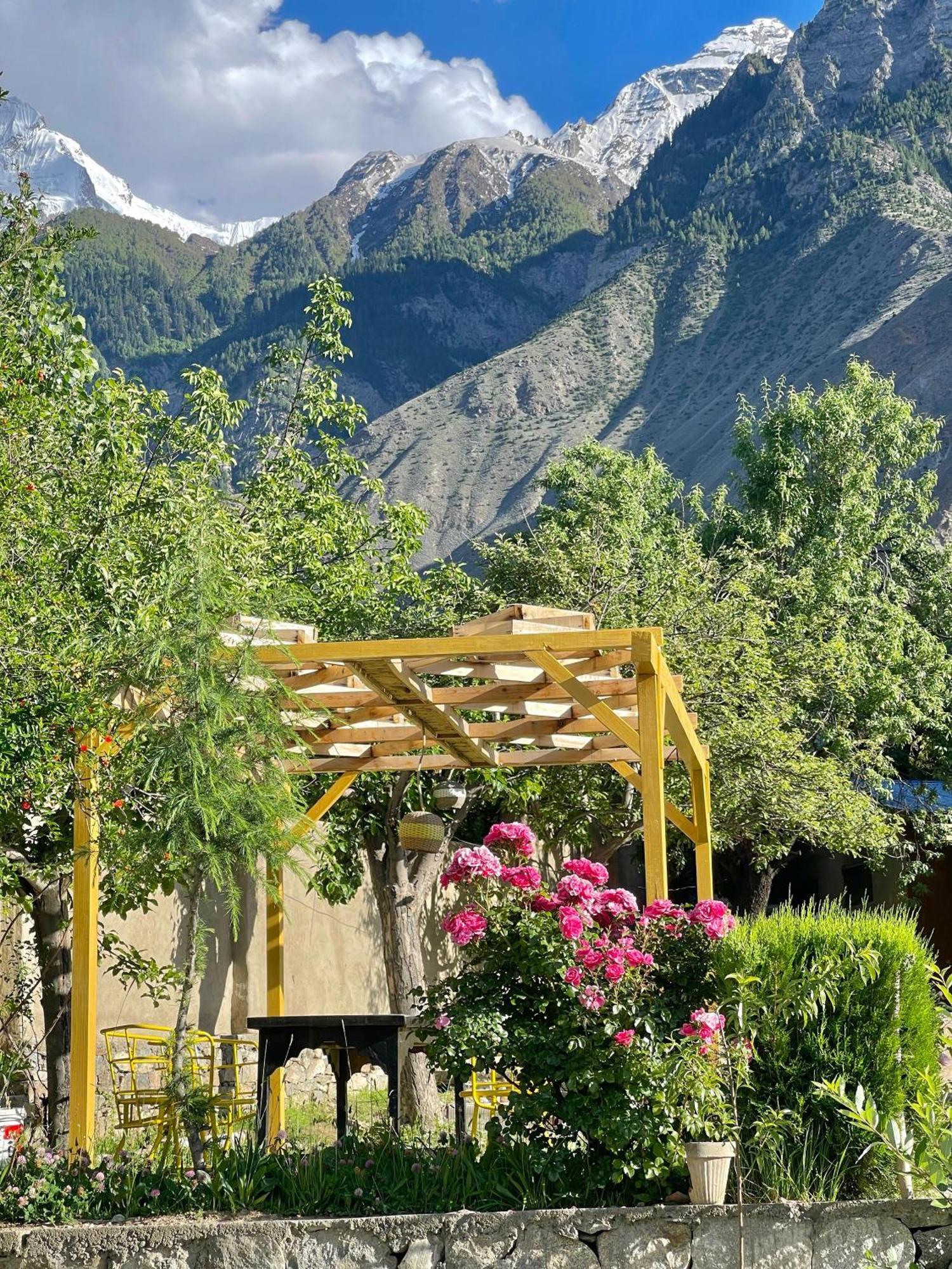 Dumani Nagar Hotel & Resort Karimabad  Bagian luar foto